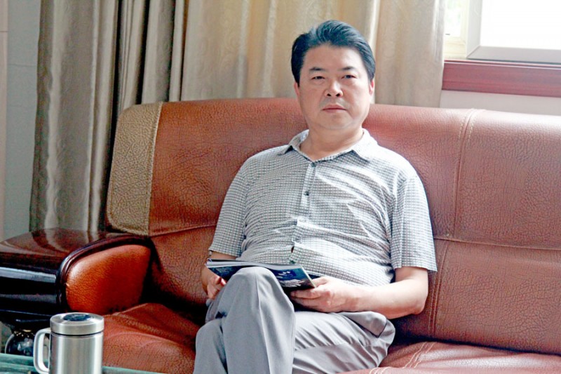 王速有總經理思緒慎密，善于管理，與韓董事長配合默契，帶領公司從勝利走向勝利。